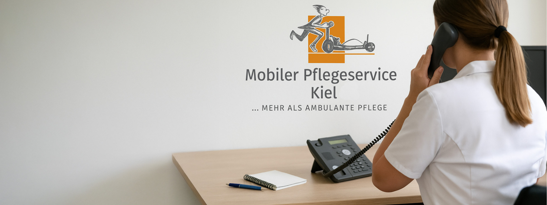 Pflegekraft am Schreibtisch führt ein Telefonat, im Hintergrund das Logo des Mobilen Pflegeservice Kiel.